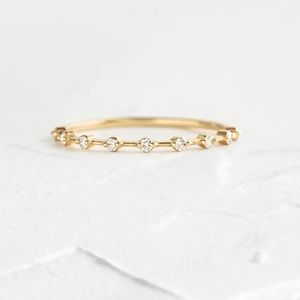 Petite Diamond Band 18k Gold